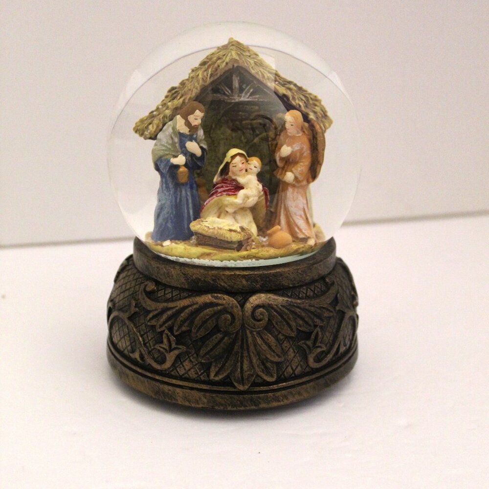 WELLESLEY MANOR NATIVITY SCENE SNOW MUSICAL GLOBE JOSEPH ANGEL MARY & BABY JESUS